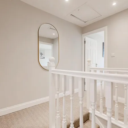Battersea Spacious Perfect For Family And Groups With Free Parking Sleep 8 Holiday home *