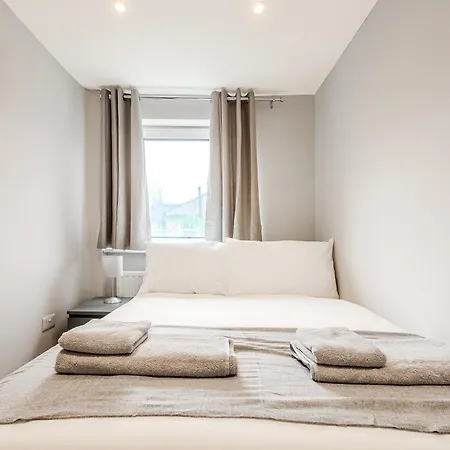 Battersea Spacious Perfect For Family And Groups With Free Parking Sleep 8 Holiday home London