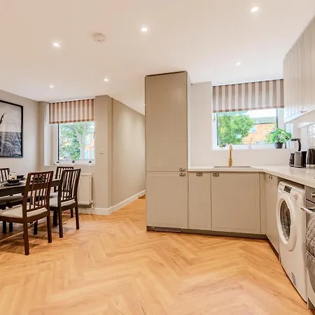 Holiday home Battersea Spacious Perfect For Family And Groups With Free Parking Sleep 8