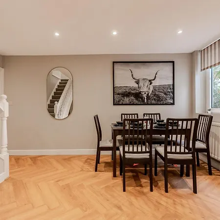 Battersea Spacious Perfect For Family And Groups With Free Parking Sleep 8 Holiday home London