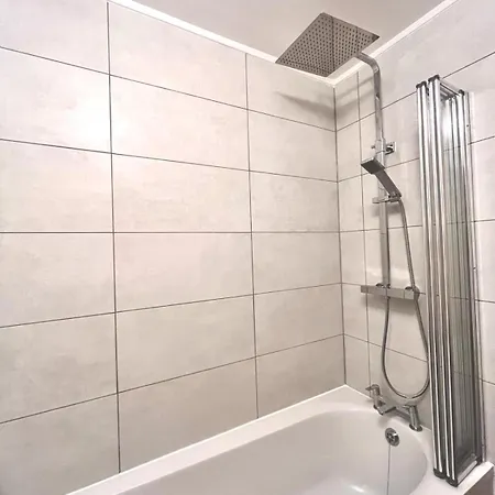 Flat - Good Access To And More! * London