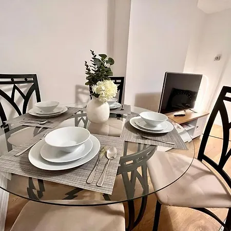 Flat - Good Access To And More! London