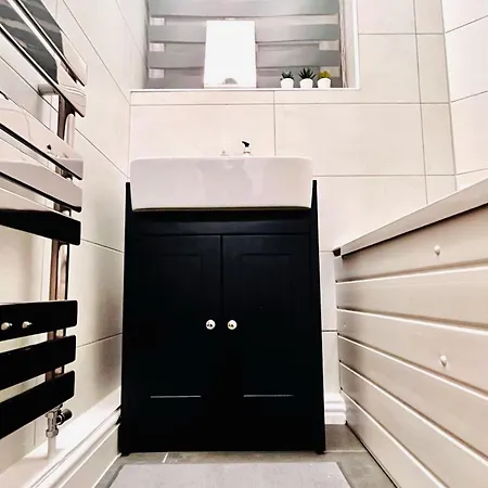 Apartment Flat - Good Access To And More! *