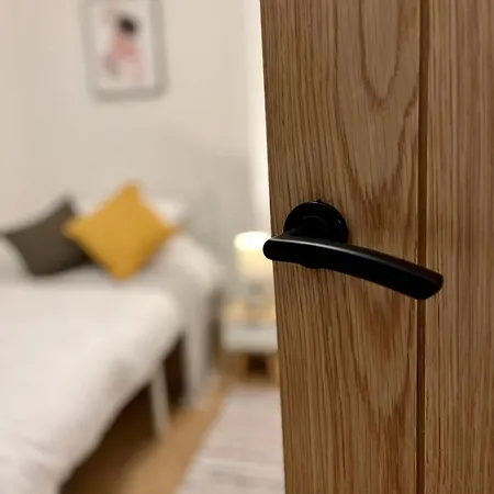 Flat - Good Access To And More! * London