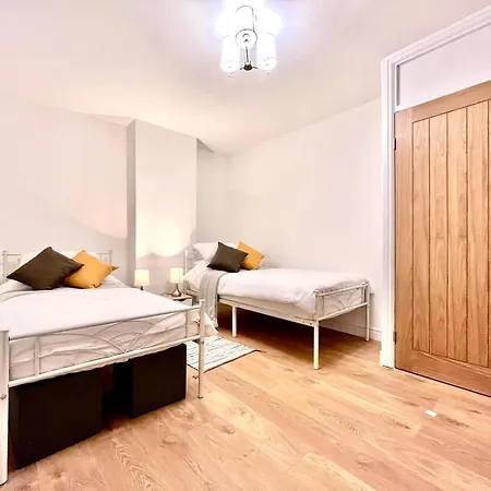 Flat - Good Access To And More! Apartment