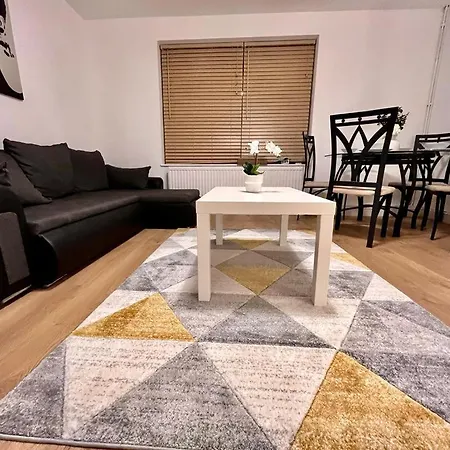 Flat - Good Access To And More! London