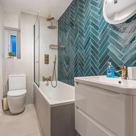 Appartement Fulham Serviced Apartment, Sleeps 6 Wifi Parking Londen