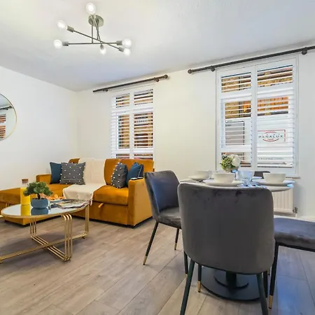 Fulham Serviced Apartment, Sleeps 6 Wifi Parking * London