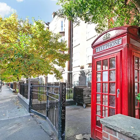 Apartment Beautiful 3 Bedroom Flat In Scott Ellis Gardens *