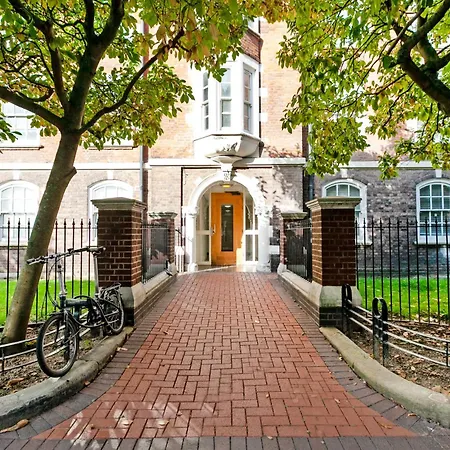 Beautiful 3 Bedroom Flat In Scott Ellis Gardens * London