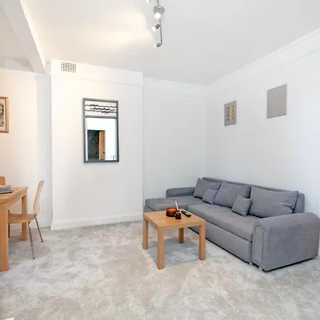 Beautiful 3 Bedroom Flat In Scott Ellis Gardens