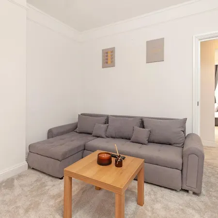 Apartment Beautiful 3 Bedroom Flat In Scott Ellis Gardens London