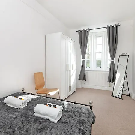 Beautiful 3 Bedroom Flat In Scott Ellis Gardens *