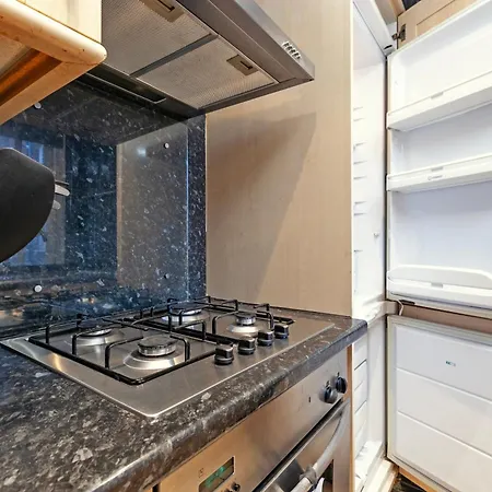 Beautiful 3 Bedroom Flat In Scott Ellis Gardens