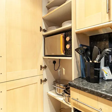 Beautiful 3 Bedroom Flat In Scott Ellis Gardens Apartment *