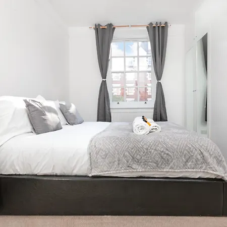 Apartment Beautiful 3 Bedroom Flat In Scott Ellis Gardens *