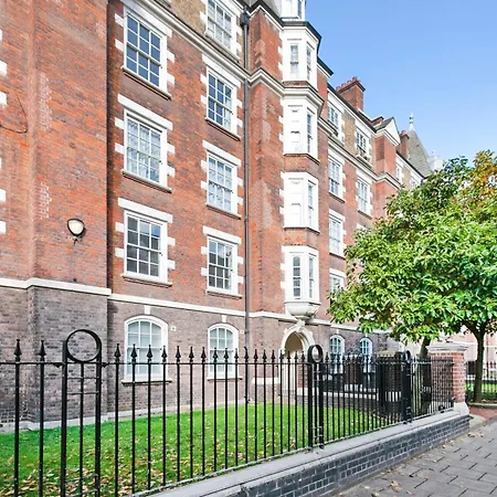 Beautiful 3 Bedroom Flat In Scott Ellis Gardens *