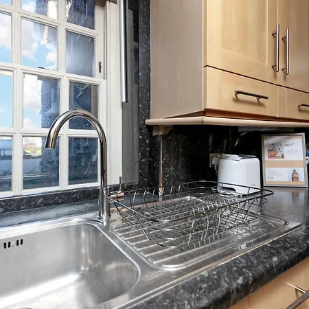 Apartment Beautiful 3 Bedroom Flat In Scott Ellis Gardens
