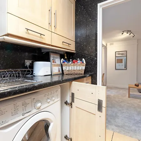 Apartment Beautiful 3 Bedroom Flat In Scott Ellis Gardens *