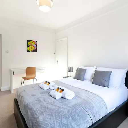 Beautiful 3 Bedroom Flat In Scott Ellis Gardens Apartment