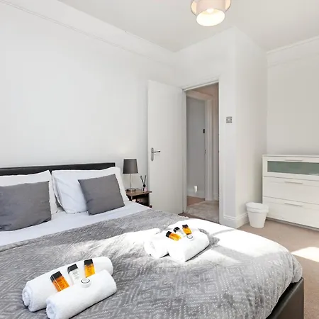 Beautiful 3 Bedroom Flat In Scott Ellis Gardens Apartment *