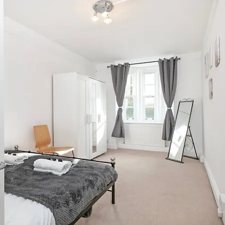Apartment Beautiful 3 Bedroom Flat In Scott Ellis Gardens *