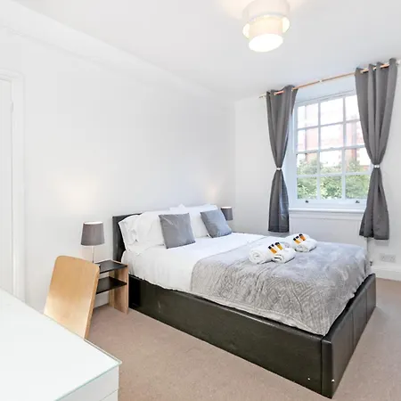 Apartment Beautiful 3 Bedroom Flat In Scott Ellis Gardens