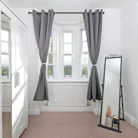 Beautiful 3 Bedroom Flat In Scott Ellis Gardens Apartment *