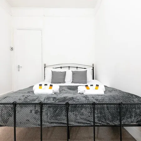 Apartment Beautiful 3 Bedroom Flat In Scott Ellis Gardens London