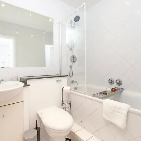 Beautiful 3 Bedroom Flat In Scott Ellis Gardens * London