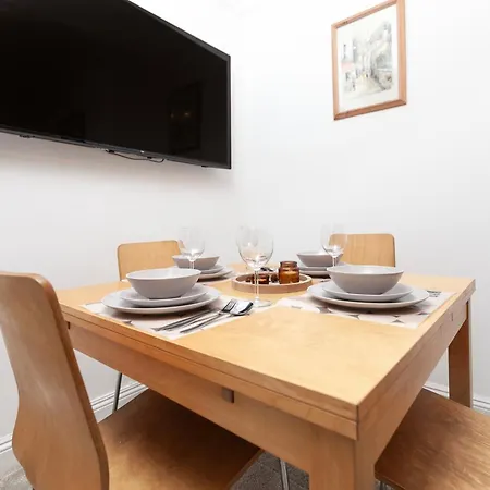 Apartment Beautiful 3 Bedroom Flat In Scott Ellis Gardens