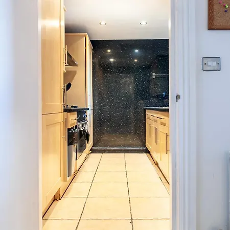 Beautiful 3 Bedroom Flat In Scott Ellis Gardens Apartment *