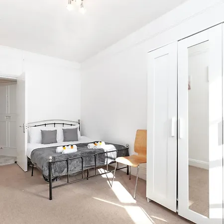 Beautiful 3 Bedroom Flat In Scott Ellis Gardens London