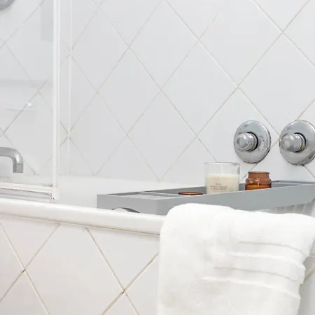 Beautiful 3 Bedroom Flat In Scott Ellis Gardens