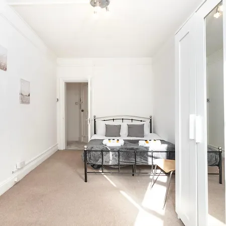Beautiful 3 Bedroom Flat In Scott Ellis Gardens * London