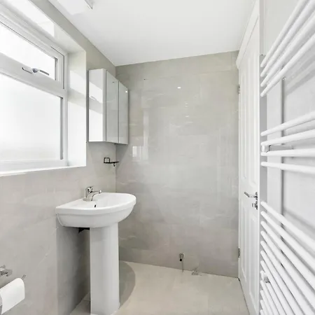 Stylish Wembley Gem - Parking -sleeps 14 *