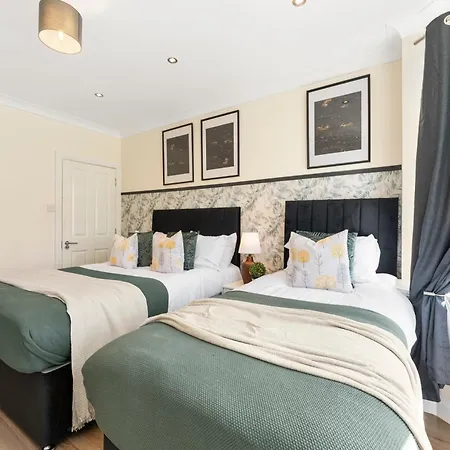 Stylish Wembley Gem - Parking -sleeps 14 Prázdninový dům Londýn