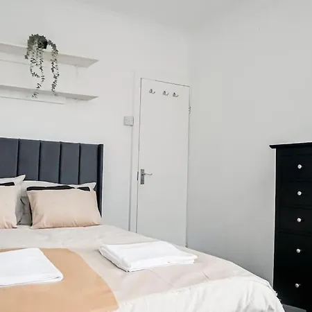 Spacious 3 Bedroom Flat *
