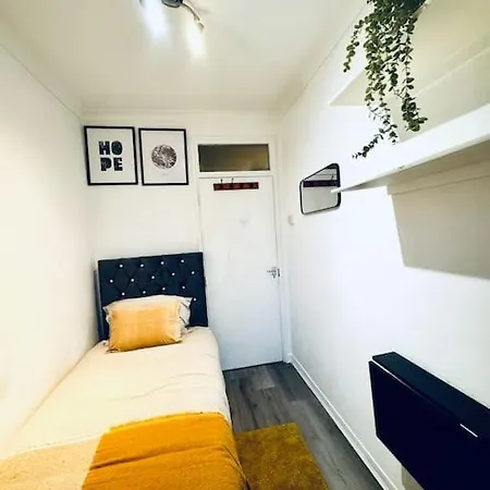 Spacious 3 Bedroom Flat *