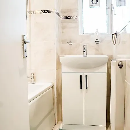 Spacious 3 Bedroom Flat London