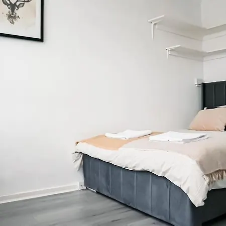 Spacious 3 Bedroom Flat *