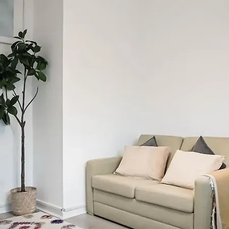 Apartment Spacious 3 Bedroom Flat *