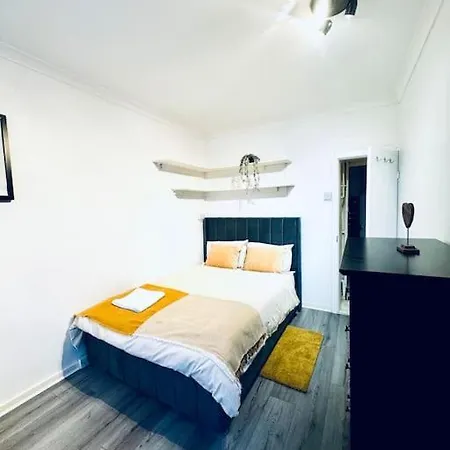 Apartment Spacious 3 Bedroom Flat London