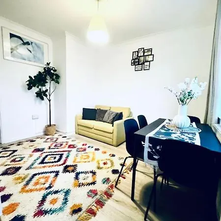 Spacious 3 Bedroom Flat Apartment