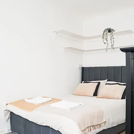 Apartment Spacious 3 Bedroom Flat