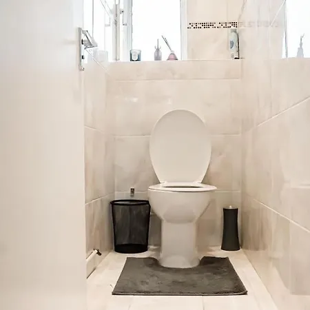 Spacious 3 Bedroom Flat Apartment London
