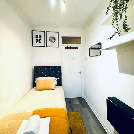 Apartment Spacious 3 Bedroom Flat London