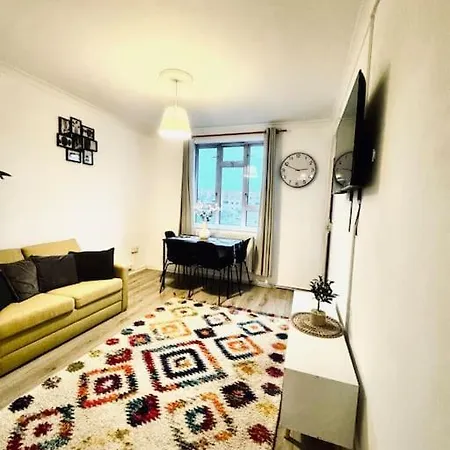 Spacious 3 Bedroom Flat London