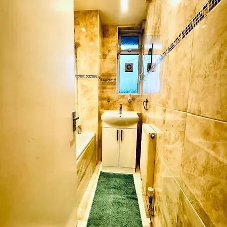 Apartment Spacious 3 Bedroom Flat
