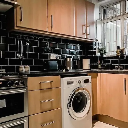 Spacious 3 Bedroom Flat Apartment *